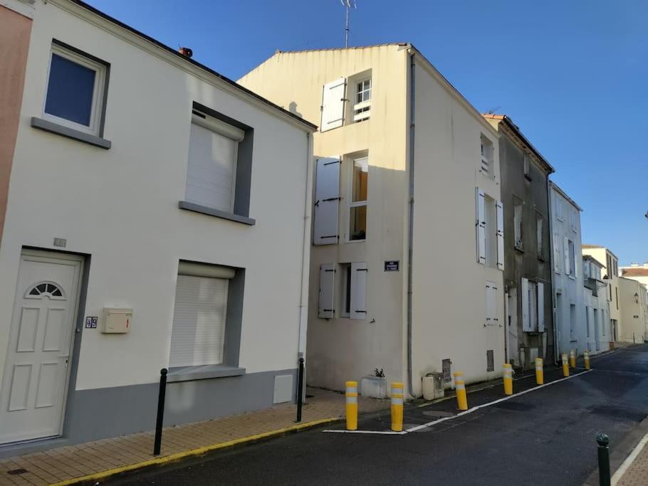 APPT COSY 2* HYPER-CENTRE à 2 pas de la plage + PARKING inclus (avril à oct 2023) Les Sables-dʼOlonne Exterior foto